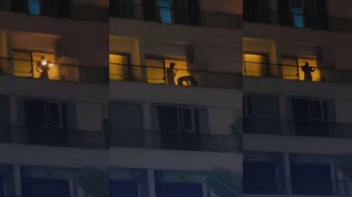 饥渴狗男女阳台偷欢 为追求刺激打开手电筒引人观看 无比享受万众瞩目的感受！